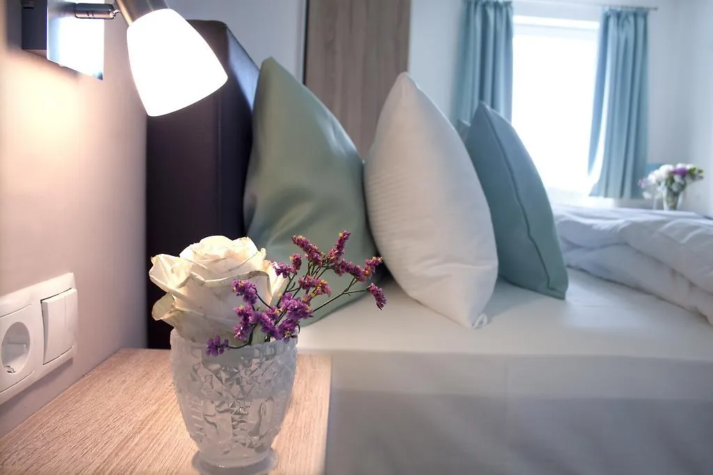 לינה וארוחת בוקר Eitting Hotel Claro Garni